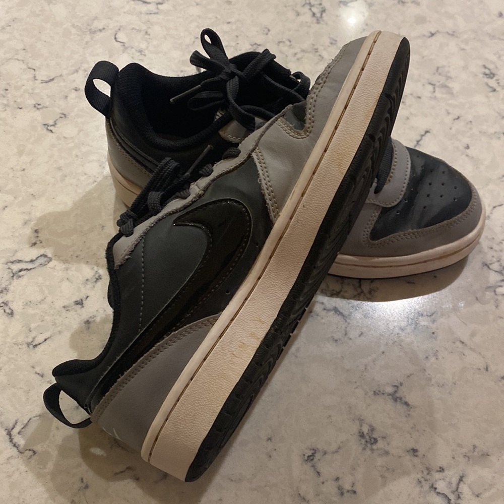 Size 5US boys Nike tennis shoes, barely worn. - Picture 3 of 3
